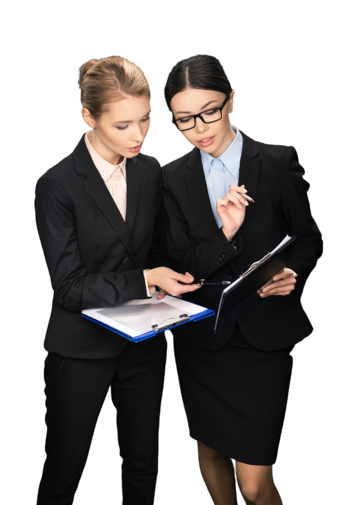 Zwei Geschäftsfrauen prüfen Due Diligence Ergebnisse.